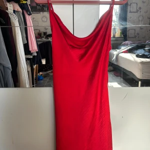 Motel rocks satinklänning - Röd mini satinklänning i stl. S från Motel Rocks. Aldrig använd, endast prövad. Säljer vidare p.g.a för kort (är 170) och fel storlek.