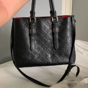 Väska - Säljer denna fina väskan då jag har köpt en ny. Väskan har några små skador där av de låga priset. Vill du ha bild på skadorna skriv privat! 