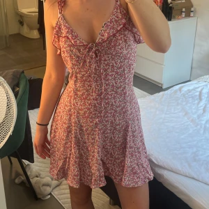 Blommig klänning  - Kort rosa blommig klänning ifrån Zara i storlek S! Dragkedja i ryggen. Fint skick!❤️