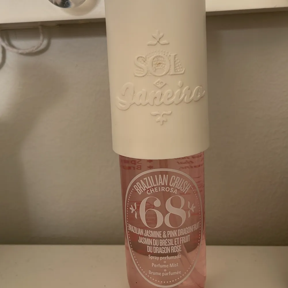 En sol de janeiro bodymist 68🤍Väldigt somrig doft. Använd väldigt fåtal ggr som ni ser på en av bilderna☺️ Om ni har några frågor kontakta så svarar jag! . Parfym.