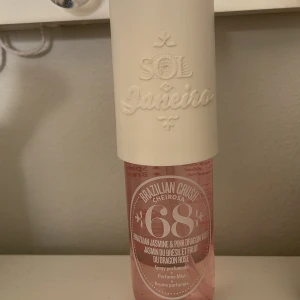 sol de janeiro mist 68 - En sol de janeiro bodymist 68🤍Väldigt somrig doft. Använd väldigt fåtal ggr som ni ser på en av bilderna☺️ Om ni har några frågor kontakta så svarar jag! 
