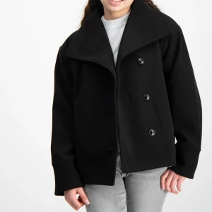 Gina Tricot Short Felt Jacket - Kort kappa från Gina Tricot Young avdelning, strl 146/152 i barnstorlek. Använd en höst/vinter och därför i fint skick. Dock blivit lite nopprig (se bild) 🫶🏽