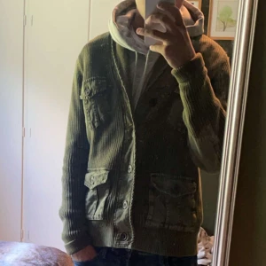 Tommy Hilfiger Cardigan  - Tja! Säljer nu min stickade Tommy hilfiger cardigan i storlek S, Perfekt nu till hösten. Säljs för 800kr men pris kan självklart diskuteras, skriv vid några funderingar🙌🏻