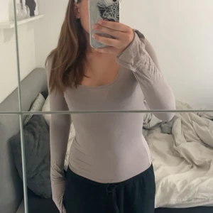 Beige tröja från Gina Tricot 🤍 - En fin tröha från Gina Tricot i storlek Xs, tröjan har slit vid armarna🤍 knappt använd och har inga skador, diskuterar gärna priset 🩷