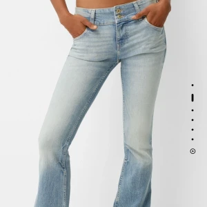 Bootcut jeans - Ljusblå lågmidjade bootcut jeans från Bershka som har lappen kvar för att de satt inte bra på mig och gick inte att lämna tillbaka ❤️längden funkade på mig som är 163 Köptes för 429kr