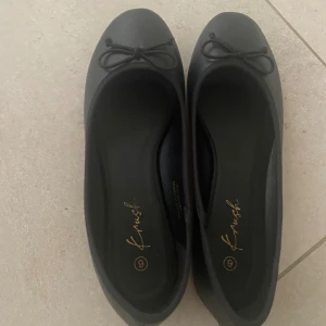 Svarta ballerina skor - Säljer dessa ballerina skor pågrund av att köpte fel storlek! Aldrig använda! 