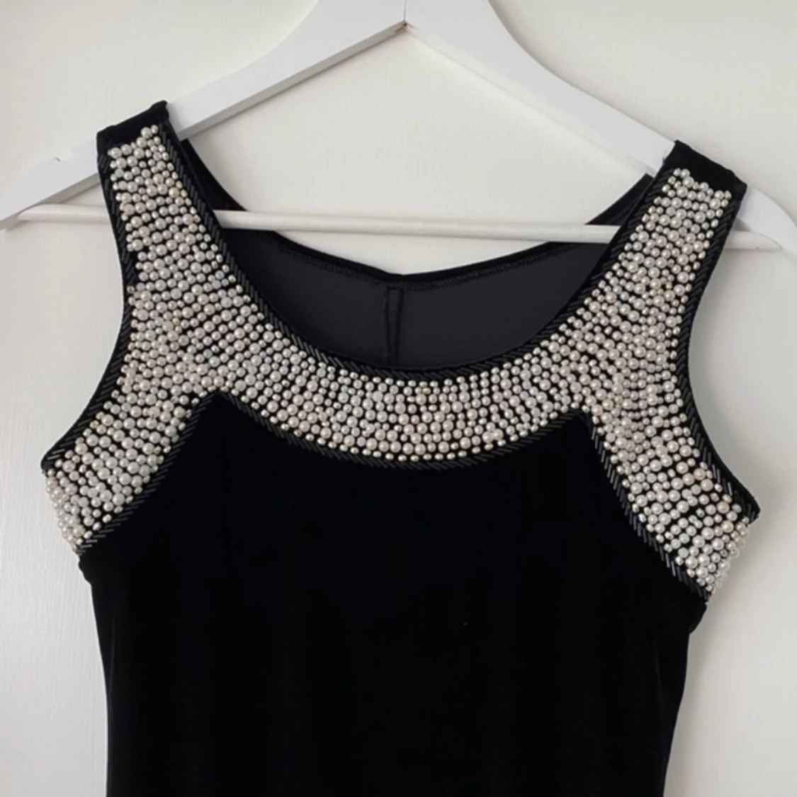 Svart långklänning med pärldetaljer - 92