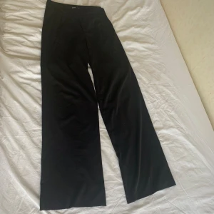 Svarta byxor - Sköna yogapants/kostymbyxor med vida ben.