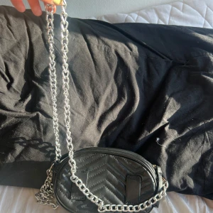 Väskor - Säljer alla dessa fina väskor,