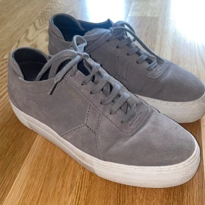 Arigato  - Knappt använda arigato skot i grå mocka. 