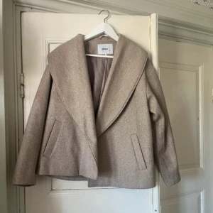 Beige kappa - Kappa som ej kommer till användning då jag tycker att den är för stor för min smak💗