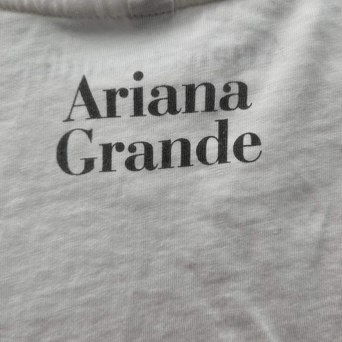 Vit T-shirt m Ariana Grande från divided storl.S - 93