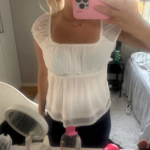 Vit topp - Säljer denna jätte fina vita toppen. Nytt skick, aldrig använd. Hör av er om ni har frågor 💓