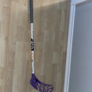 Innebandy klubba oxdog - En oxdog ultralight i bra skick, liten skråma men inget som påverkar spelet.
