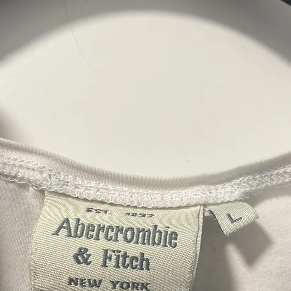 Abercrombie tshirt i bra skick. Storlek L men passar mer som en M/S. T-shirts.