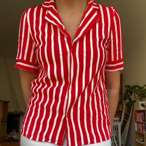 Randig blus/skorta - Somrig röd och vitrandig blus/kortärmad skjorta i nyskick.