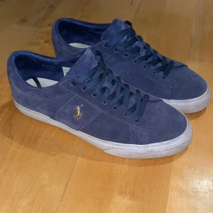 Ralph lauren skor - Säljer nu ett par riktigt fräscha Ralph lauren skor i toppskick. Inga skador eller defekter på skorna förutom en liten fläck på vänster skon som knappt syns. Hör gärna av er om ni undrar något😃