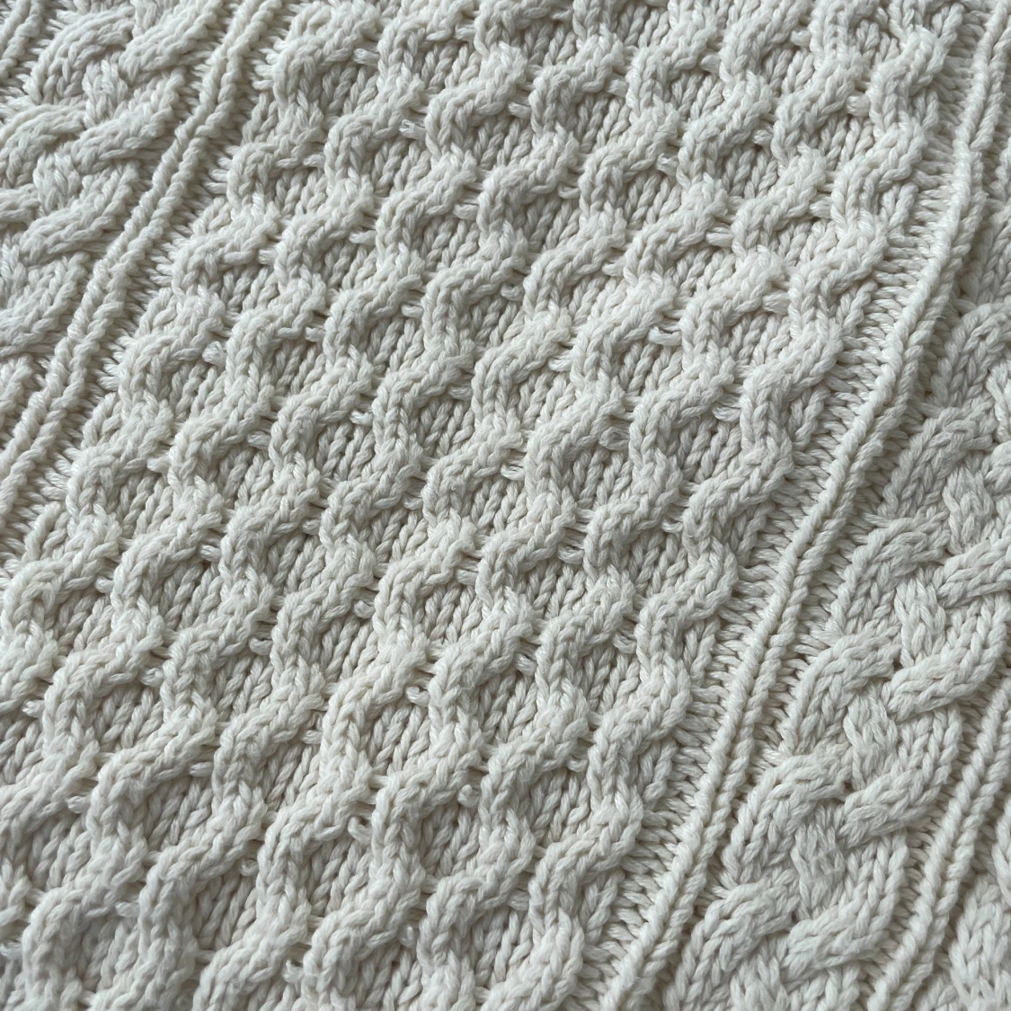 Krämvit stickad tröja - 90