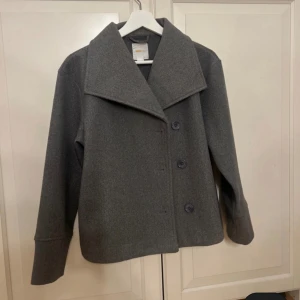 Gina tricot kappa - Fin Gina kappa som tyvärr är för liten. Skicket är som nytt och storleken är 146/152 Skriv vid frågor💕 (Köparen står för frakten💗)