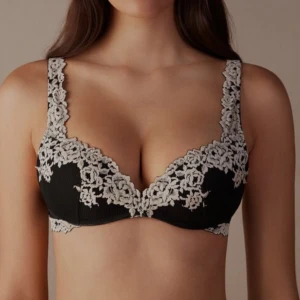 Söker!!💋 - Söker denna gioia bh från intimissimi i storlek 70-75 B💓 svart eller mörkblå 💋