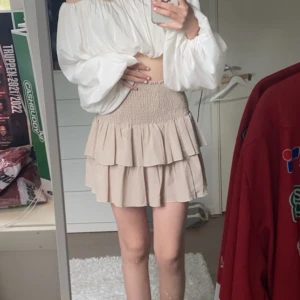 Neo noir volangkjol  - Sååå fin beige volangkjol💞 nypris 449kr, använd fåtal gånger, inga defekter. Färgen gör sig bäst på 3e bilden!