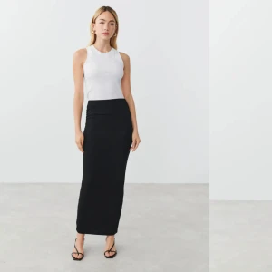 Kjol från Gina - Fin kjol från Gina Använd 1 gång  Skriv privat för att få privata bilder💕 Strl XS men passar mig som är S Köparen står för frakt Nypris 300kr