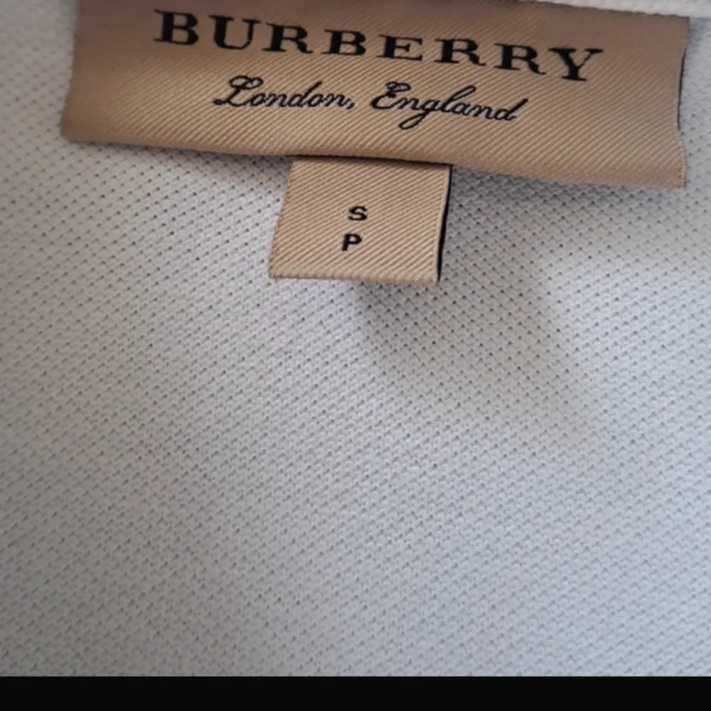 Säljer denna riktigt laidback piken från burberry💯💯skick 10/10 och storleken är S 👍kp för prisförslag eller byte💯. T-shirts.