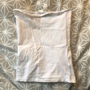 Topp hm  - Säljer denna fina tubetopp från hm💕 i storlek xs