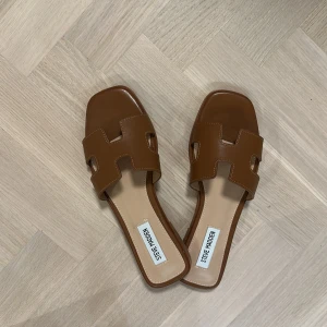 Steve madden sandaler - Säljer dessa sandalerna från steve madden❤️ helt nya! Köpta från usa och dyrt med tull så kan inte lämna tillbaka. Går inte att köpa i Sverige 