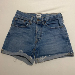Jeansshorts - Använt ett par gånger. Sitter väldigt bra och är söta under sommaren.