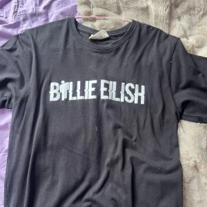 billie eilish t-shirt - billie eilish t-shirt säljs för jag har för många 🥹🩷