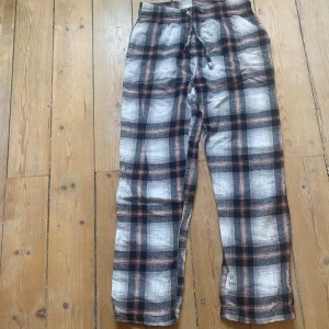 Pyjamas i storlek 152 säljs för 30kr - Ett par pyjamasbyxor i storlek 152 ifrån lager 157, knappt använda!!
