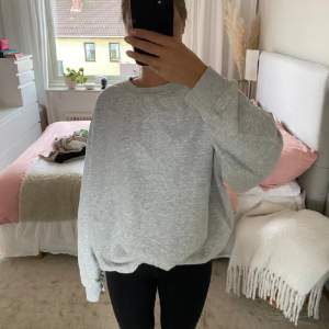 Grå oversized sweatshirt från Weekday i storlek S, nästan helt oanvänd 