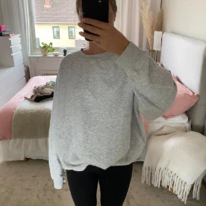 Grå sweatshirt - Grå oversized sweatshirt från Weekday i storlek S, nästan helt oanvänd 