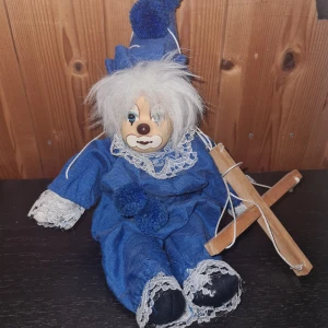 Clown klädd i blått🤡🙏 - Säljes som på bild❗ skriv vänligen om du har några funderingar🙏(Kan sälja alla/ utvalda clown relaterade prylar i ett billigare paketpris om så skulle önskas👍)