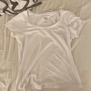 vit t-shirt - inte använt nått typ jätte fin, tvättas innan den säljs