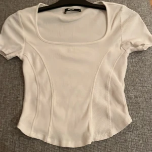 Bikbok t-shirt - Storlek S Använd en till två gånger Köpt för 400kr