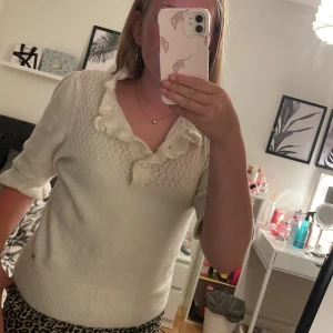 Vit stickad - Använt några få ggr jötte fin o skön st S och köpt för 400/500 den e vit beige