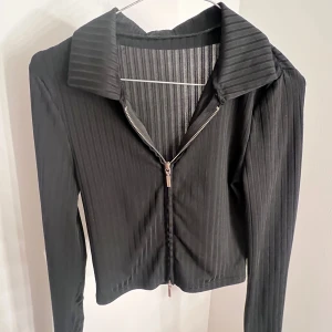 Topp med dragkedja  - Säljer den här toppen med dragkedja! 