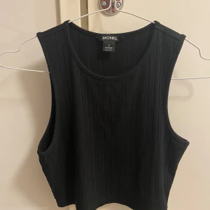 Ribbat cropped MONKI linne - Svart ribbat linne 37cm långt  40cm bredd över byst 