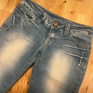 Otroligt snygga jeans köpta på Vinted, säljer då jag har ett par ungefär likadana💕 passar mig som har storlek S i jeans. (Lånade bilder från tidigare ägare)