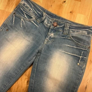 Lågmidjade jeans - Otroligt snygga jeans köpta på Vinted, säljer då jag har ett par ungefär likadana💕 passar mig som har storlek S i jeans. (Lånade bilder från tidigare ägare)