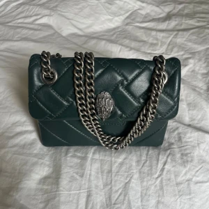 Kurt geiger väska - Mörkgrön väska från Kurt Geiger i modellen mini kensigton💛 Köpt för 5 år sedan och har lite slitningar vilket syns på sista bilden, annars väldigt bra skick. 