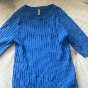 Tröja - En oandvänd tröja. Inga defekter