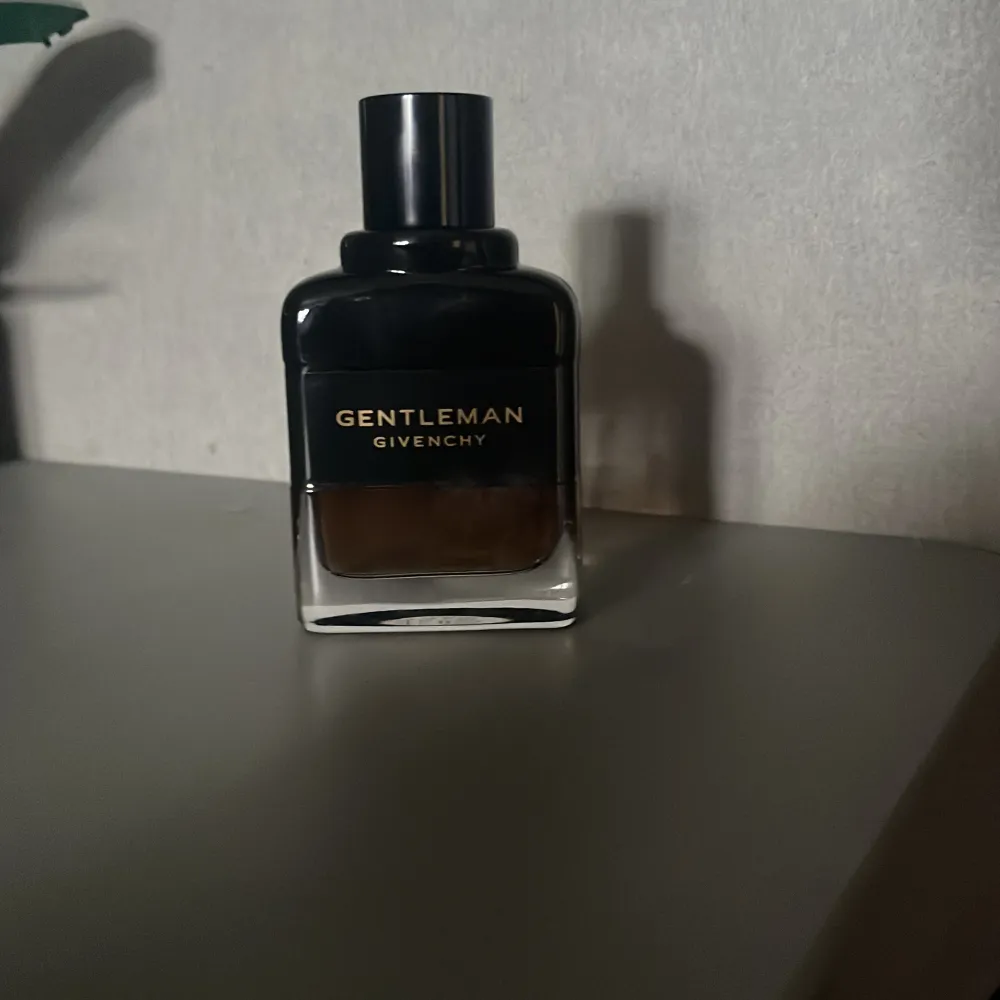 Säljer min gentleman 60 ml använd en gång. Kan gå ner i pris . Parfym.