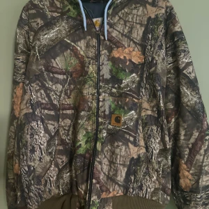 Carharrt Real Tree Jackor - Passar din Vinter/Höst/Vår Ungefär 1-2st M Resterande L-XXL REWORK JACKETS FAST PRIS! Vid fler köp kan vi justera pris.
