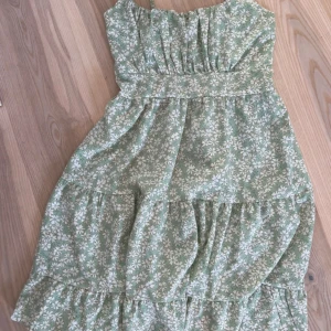 Somrig klänning  - Söt blommig klänning fin till sommaren använd väldigt fåtal gånger, mycket bra skick 