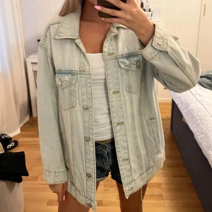 Jeansjacka  - Jättefin jeansjacka. Jättebra skick. Färgen är mer som första bilden