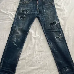 Säljer nu dessa jeans eftersom de ej kommer till användning längre, de passar bra om man är mellan 165-180 cm, de är sköna och de är värda 5500 eftersom de är äkta, skicket är 8/10.