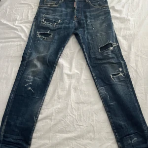 Dsquared 2 jeans - Säljer nu dessa jeans eftersom de ej kommer till användning längre, de passar bra om man är mellan 165-180 cm, de är sköna och de är värda 5500 eftersom de är äkta, skicket är 8/10.